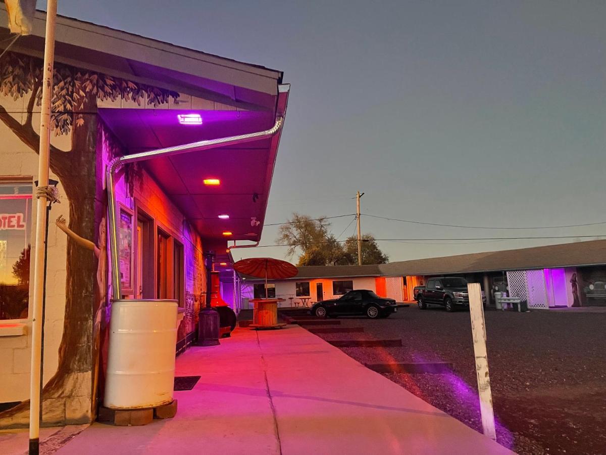 The Aztec Motel & Creative Space Seligman Esterno foto